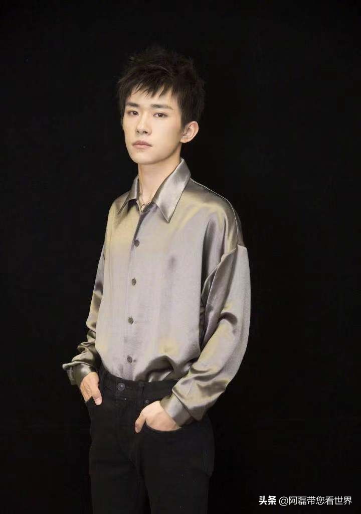 易烊千玺狗啃刘海“又奶又A”帅出新高度，这是什么神仙颜值！