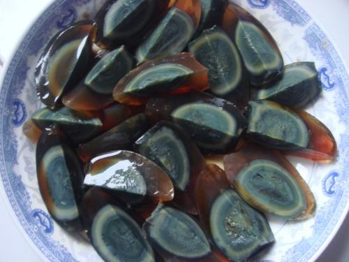 在外国人眼里皮蛋很难吃,外国人知道皮蛋的正确吃法