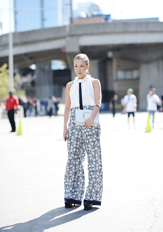 白裤子阔腿裤搭什么上衣好看夏季,穿阔腿裤穿什么牛仔裤好看