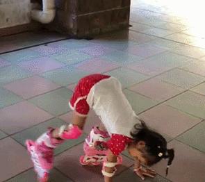 4岁孩子学滑冰总说累不好好学,女儿学溜冰说说