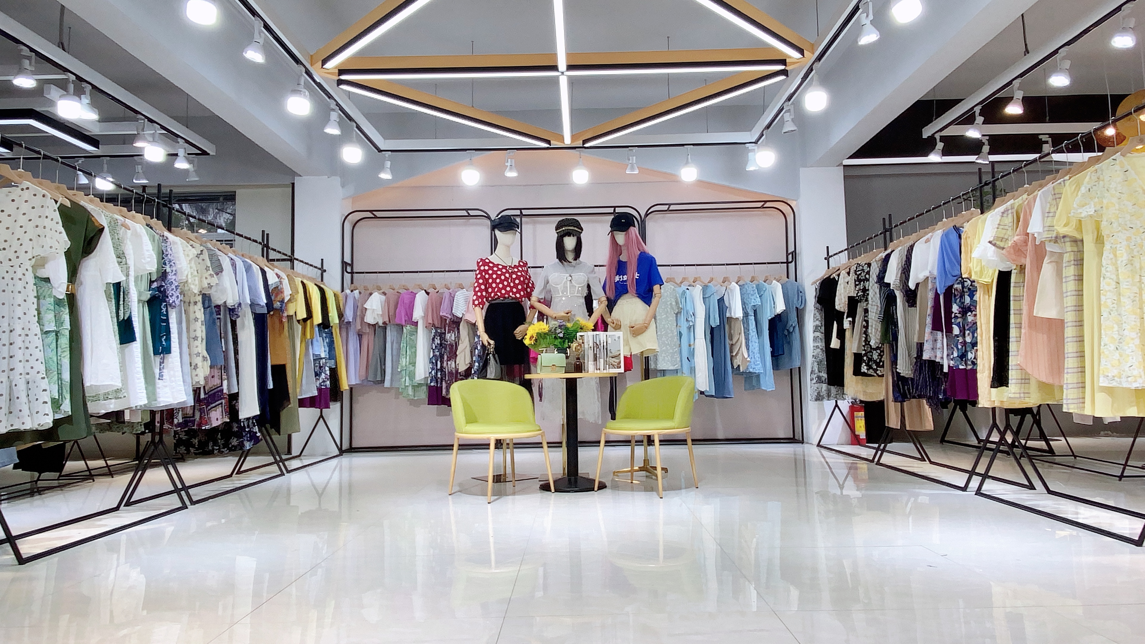 三彩女装最新撤柜尾货批发,三彩品牌折扣店女装清仓冬款