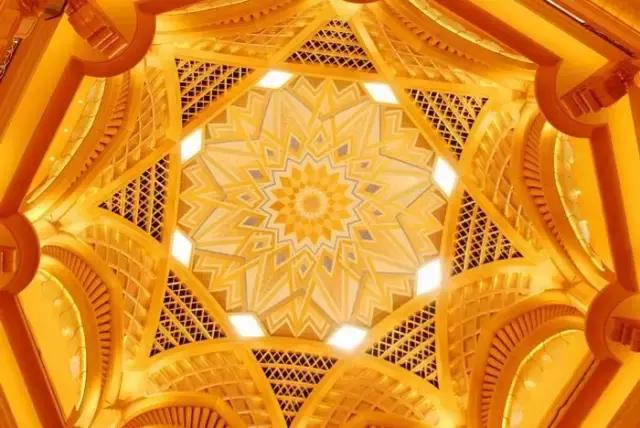 迪拜捡垃圾致富是真的吗,迪拜捡垃圾月入百万