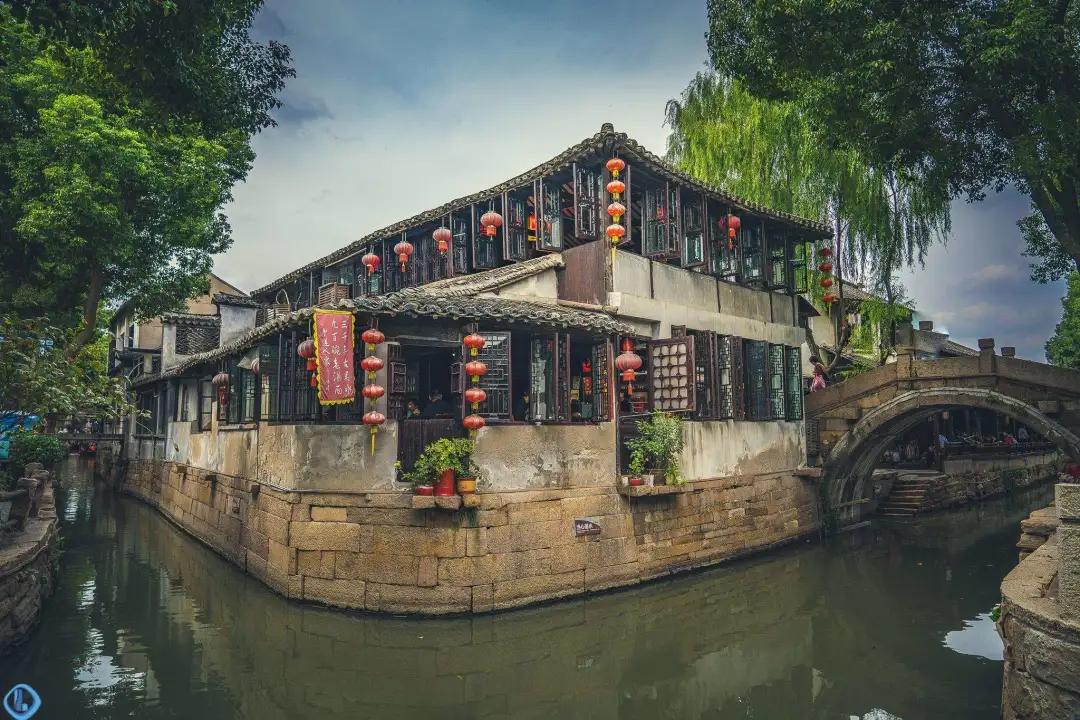 我喜欢去古镇，喜欢它那安详而宁静的气息