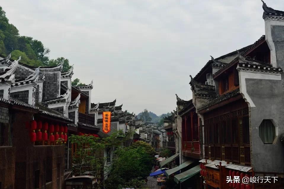 中国最美丽的小城，历经沧桑翘檐如翼的吊脚楼，缓缓流淌的沱江