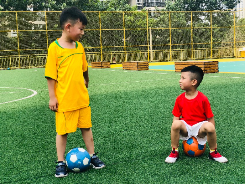 梅西苏亚雷斯观看孩子训练,梅西苏亚雷斯陪孩子看球