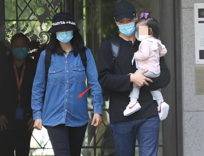 赵又廷抱娃出街,赵又廷高圆圆抱着林更新