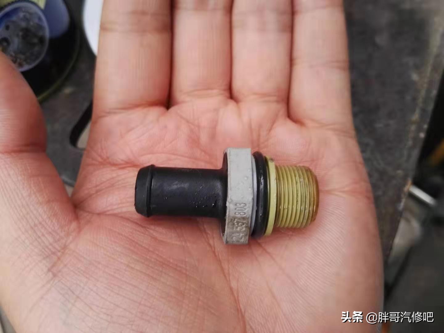 五菱宏光1.2机油少咋回事啊,五菱宏光1.2发动机机油孔在哪里