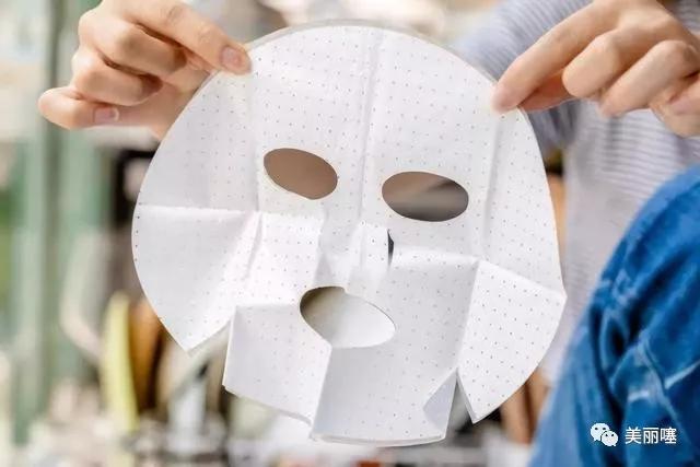 敷面膜时那层白色的纸要不要扔掉,有塑料纸的面膜的正确使用方法