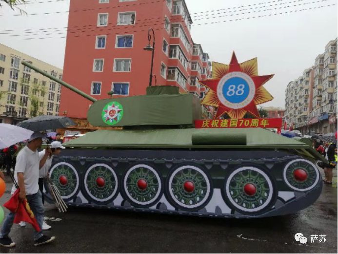 外国坦克上路霸气视频,国外坦克开在马路上