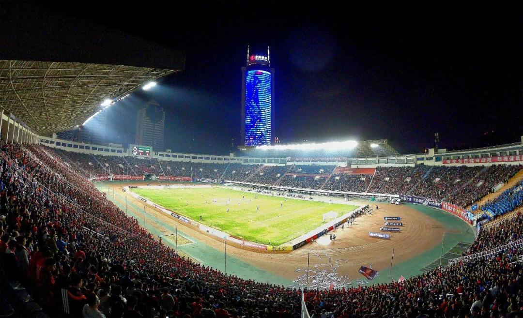 热情如火的西安球市呼啸而过，但榴园还有年轻人