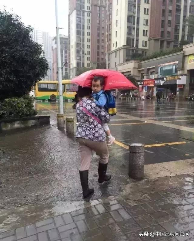 回家过年被父母嫌弃的他拿出了这些东西,父母泪目