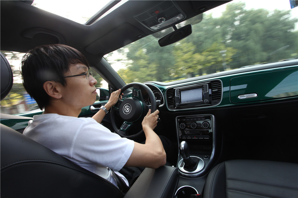 绿色甲壳虫车子视频,试驾最后一代甲壳虫