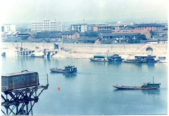 河上以前没有桥,河上没有桥