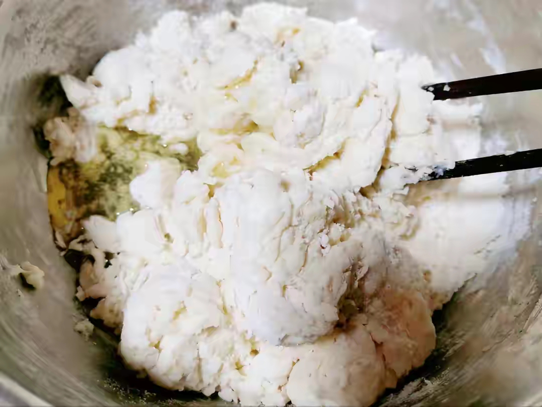 炸油条用酵母怎么炸出来蓬松,炸油条的小窍门不用酵母粉