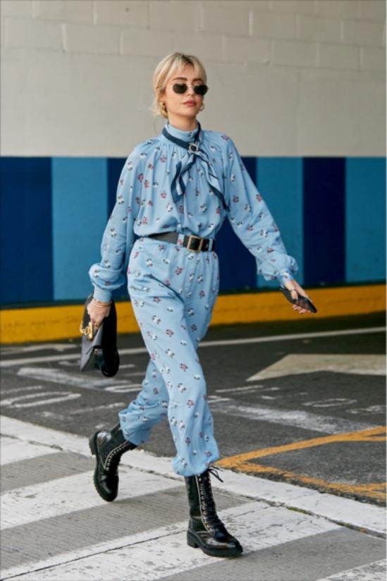 裤脚塞靴子好还是卷起来好,裤脚塞靴子