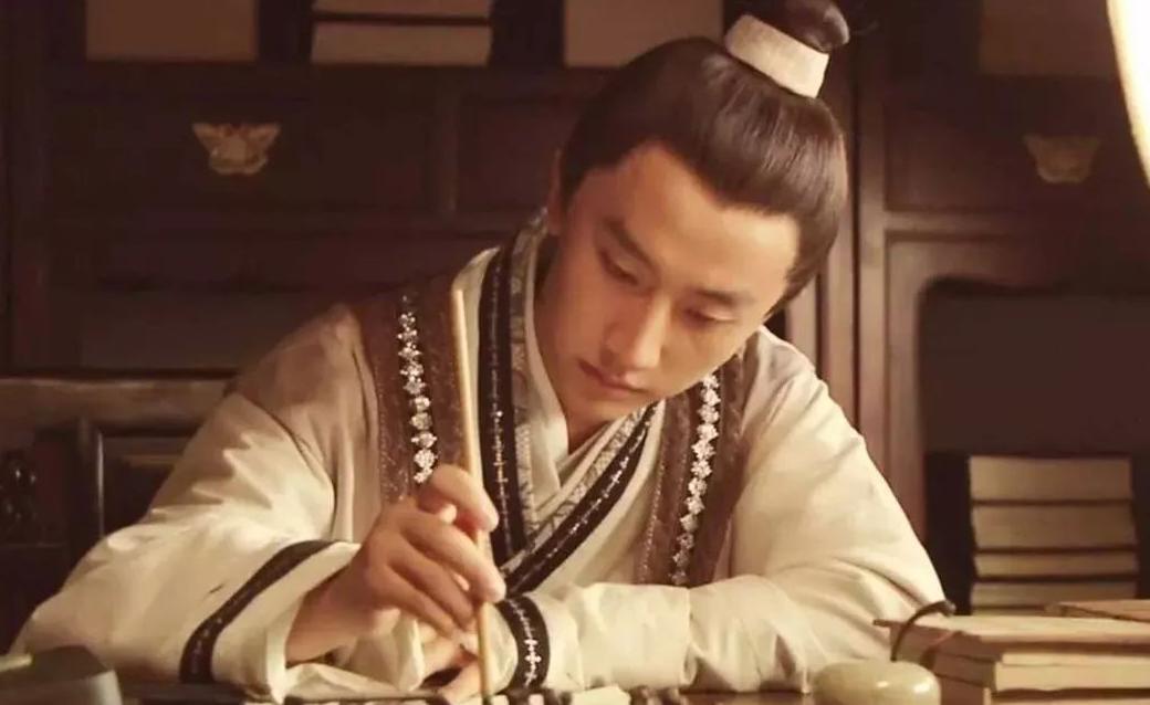 “不靠傍大姐”，36岁的黄轩，打了多少男明星的脸？