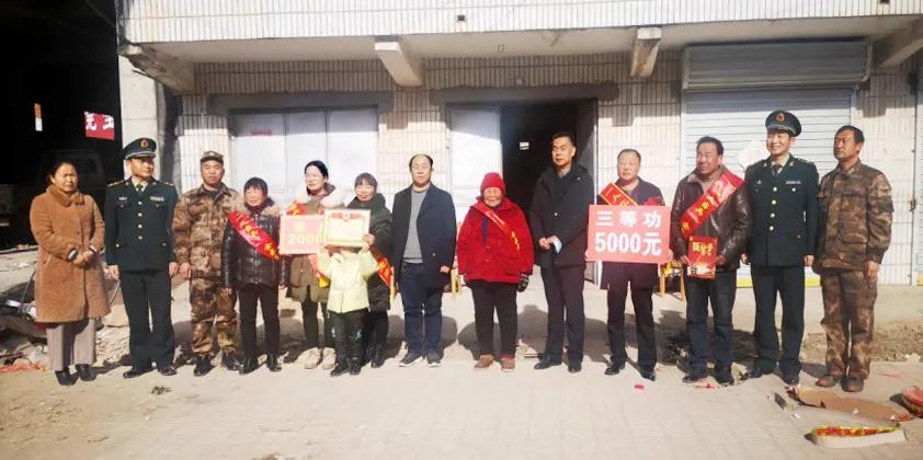 军人立功受奖地方补助,军人带着荣誉带着军功章回家