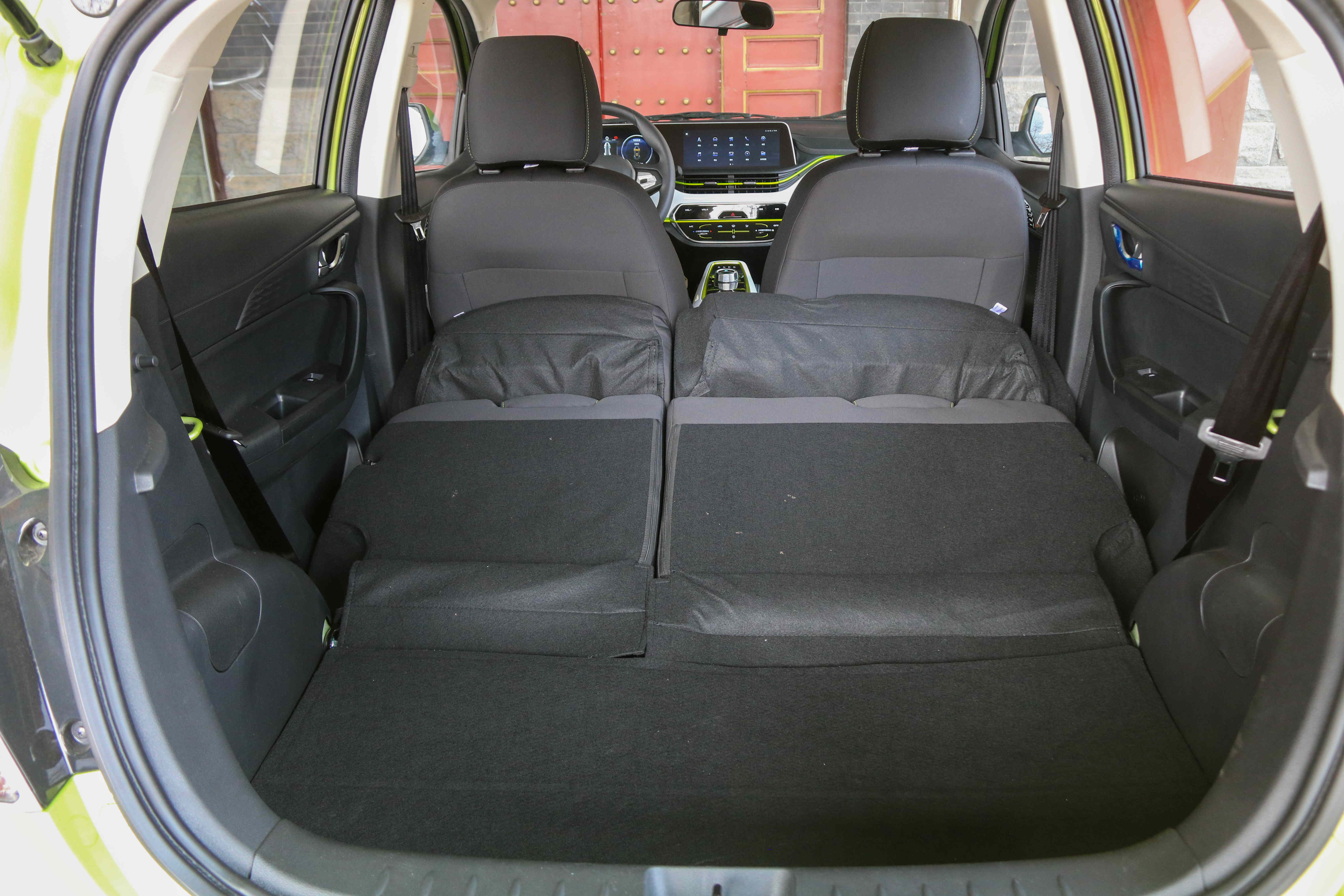 后备箱只放一只鞋,后备箱球鞋