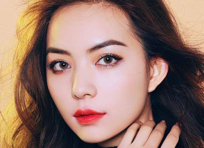 怎么画运动风美妆图片,闪耀光泽底妆怎么画