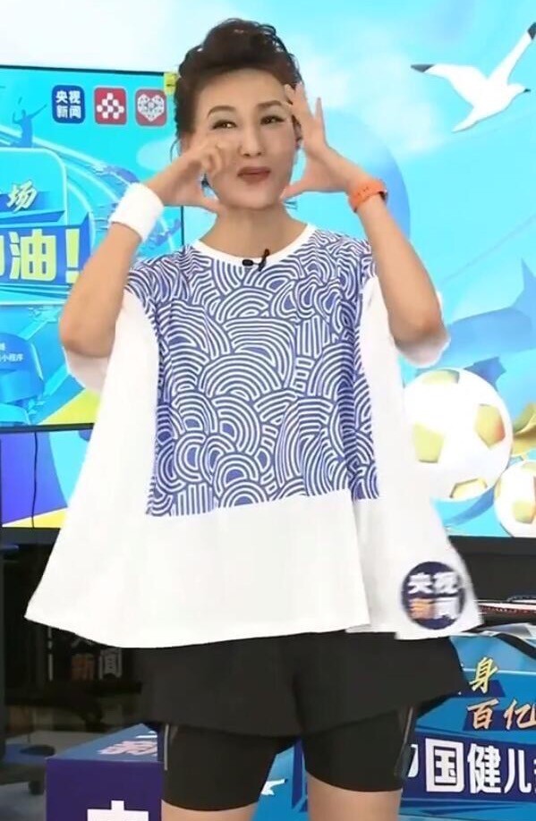 李梓萌央视脸,李梓萌新闻联播造型