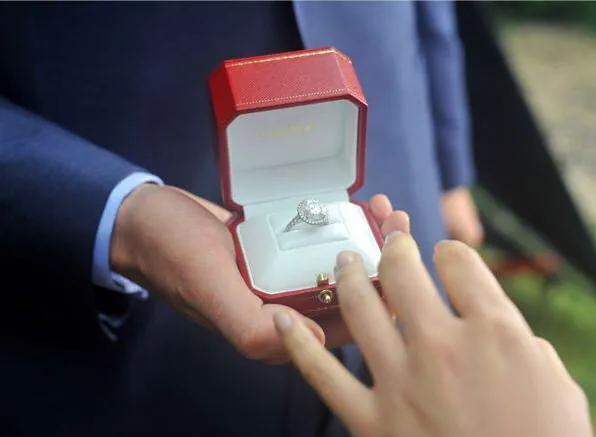 卡地亚银镶钻戒指多少钱,卡地亚铂金戒指价格及图片