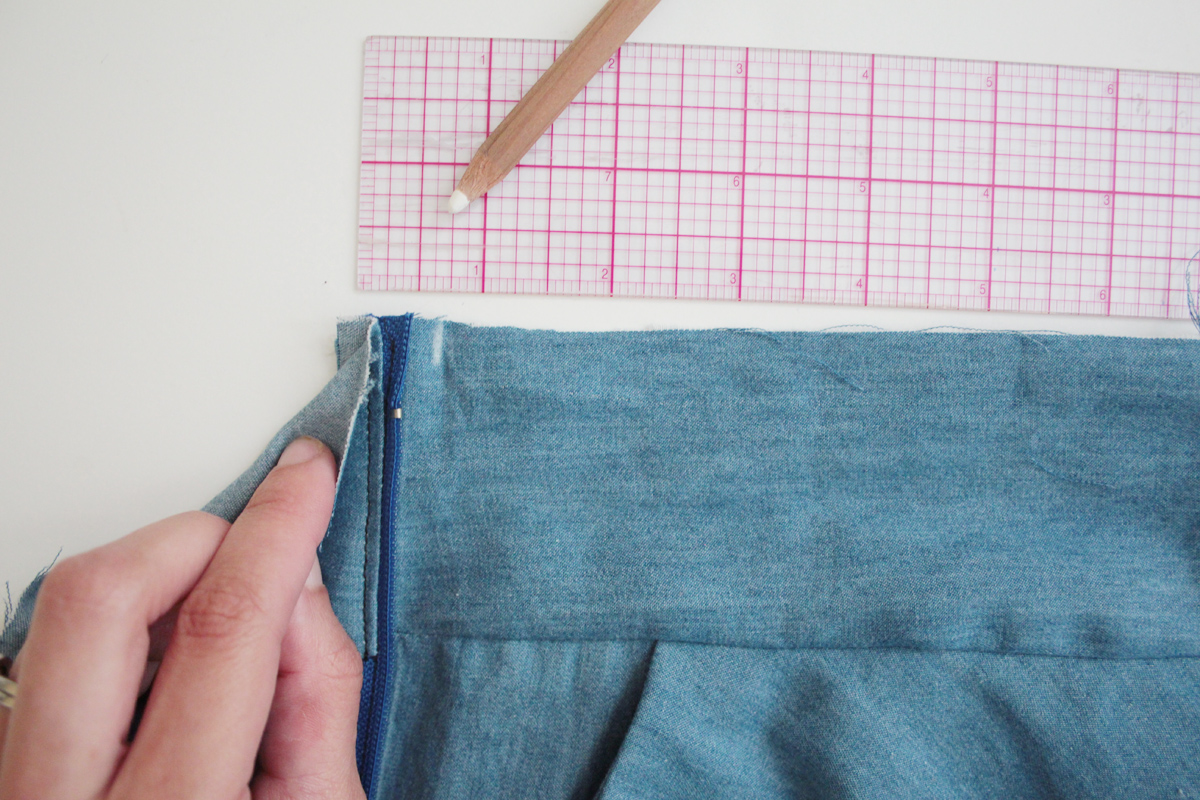 怎么把裙子后面的拉链改成绑带,裙子侧边怎么装拉链最简单方法