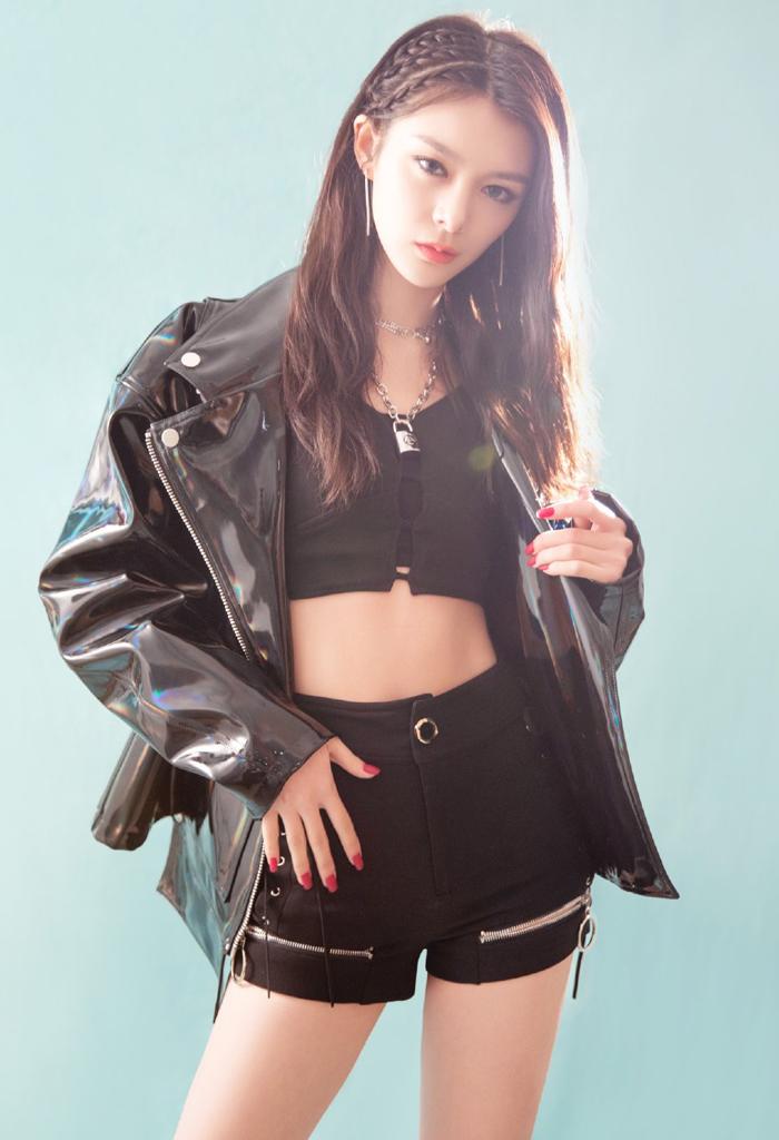 新中式皮衣内搭搭配才显高级,皮衣怎么搭配才显高级秋冬