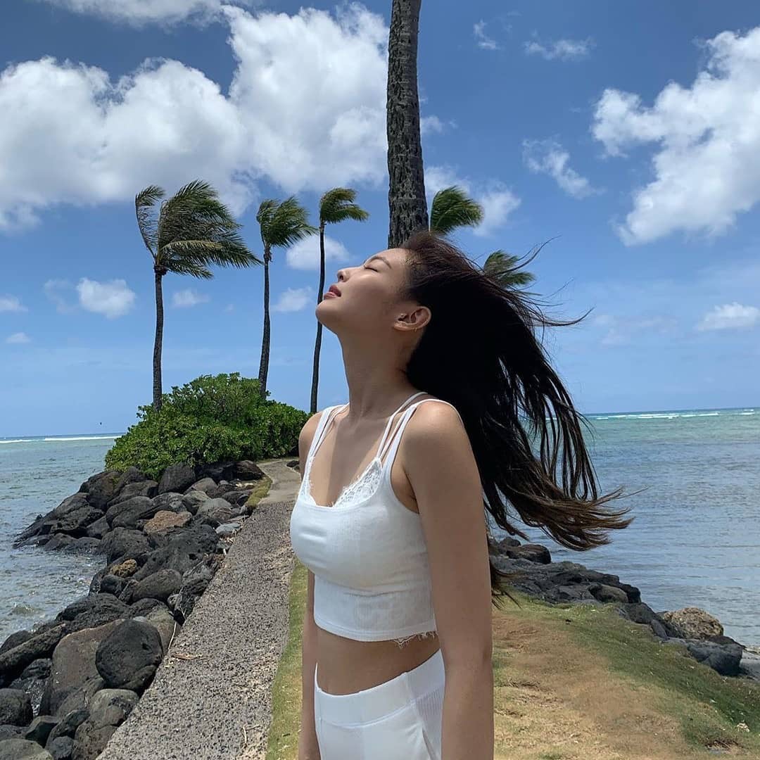 金智妮最新穿搭长款,金智妮最新牛仔裤造型