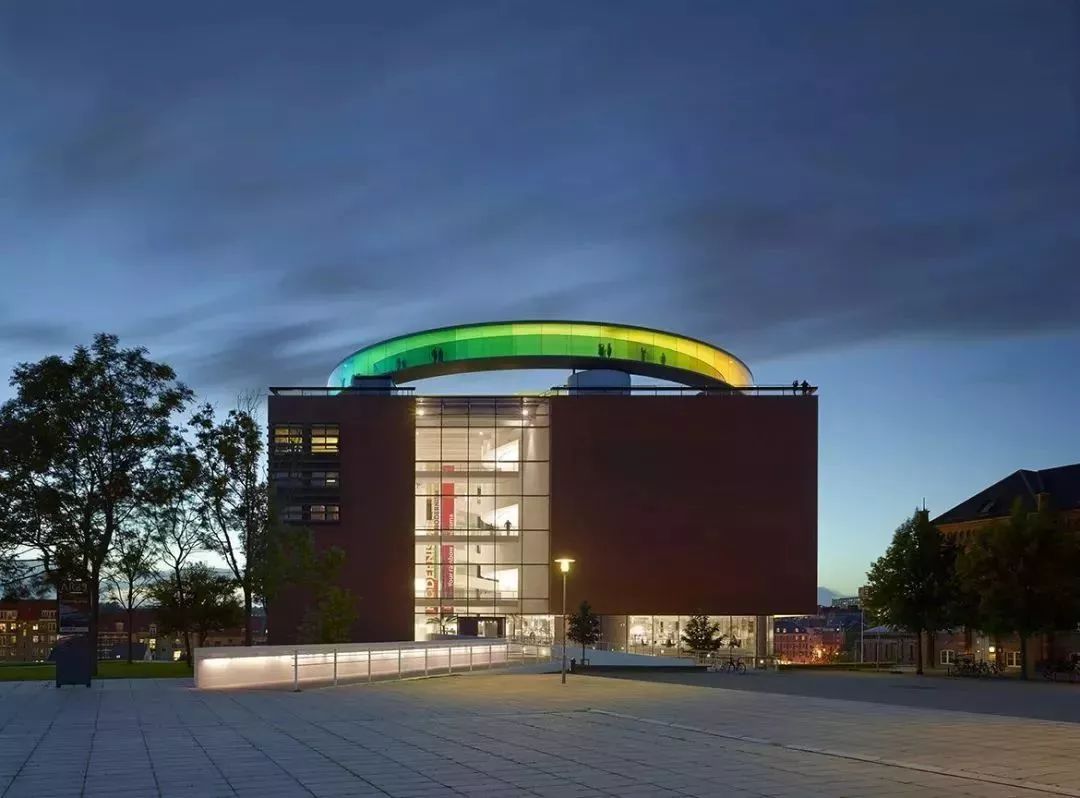 摇滚、坎普、Kaws：狂野又优雅的七月看展指南