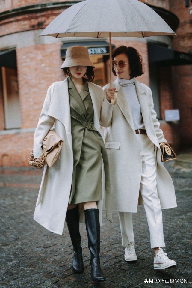 三木母女俩穿衣很时尚很有气质,三木母女最近时尚搭配颗粒绒大衣