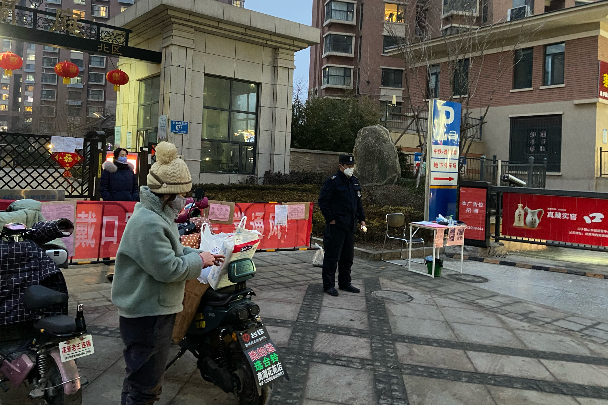 回家发现超市买到过期食品,元宵节去超市卖东西