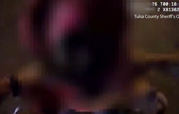 坐车不系安全带小孩子飞出去,大巴小孩没系安全带被甩出视频