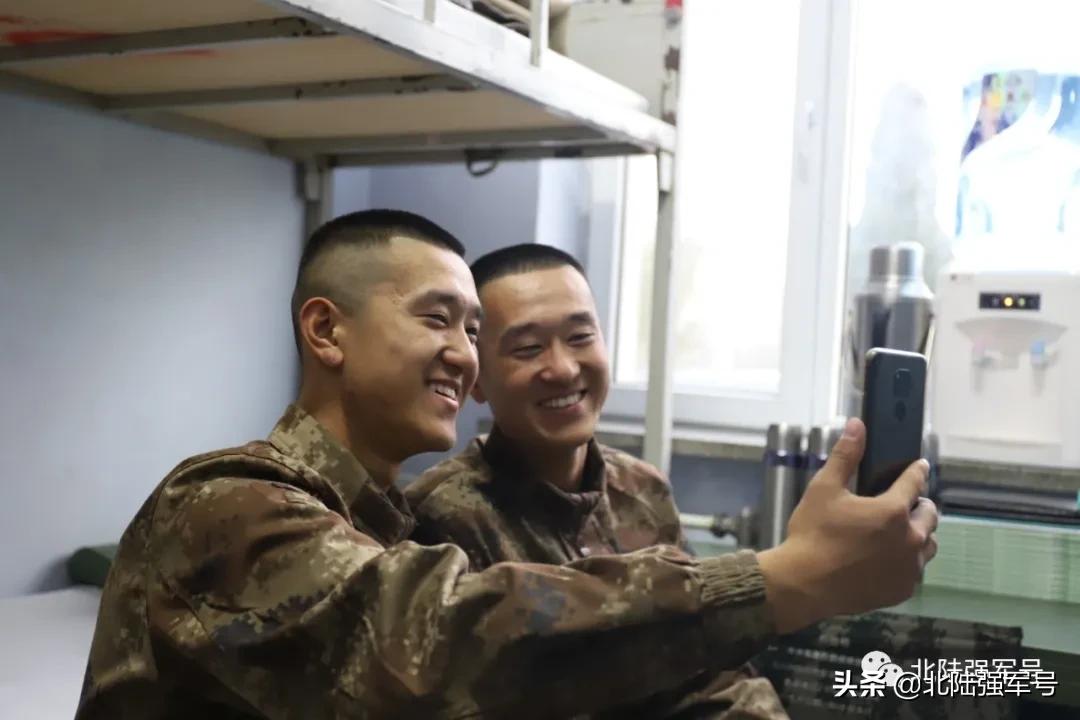 军营里的双胞胎兄弟,双胞胎兄弟真假教官