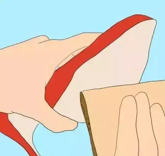 莫名想笑！白色雪地靴洗成黑鞋，店家：改色的钱我就不收了