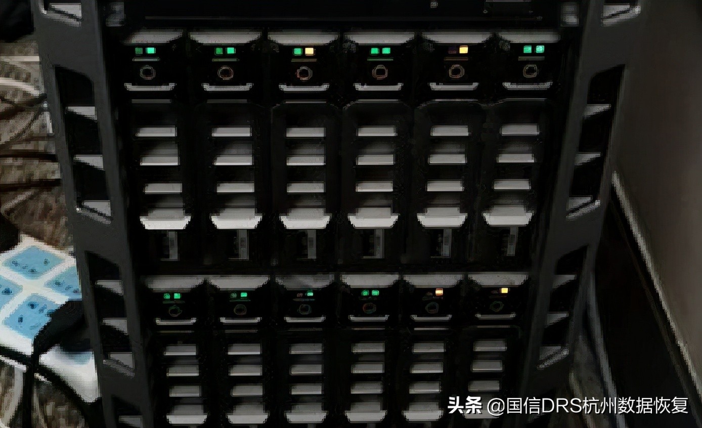 服务器硬盘黄灯和绿灯交替闪烁,服务器硬盘亮黄灯