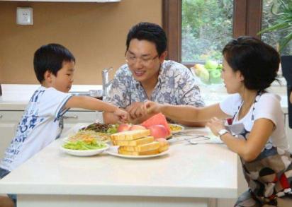 老公接孩子放学像一家人,老公去接别人的孩子放学