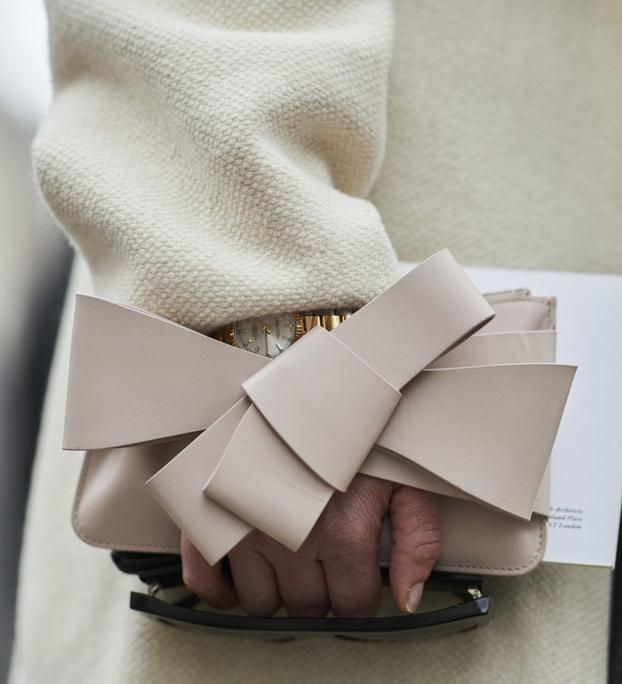 衣服外搭中长款怎么打结好看,流行服饰的搭配技巧有哪些