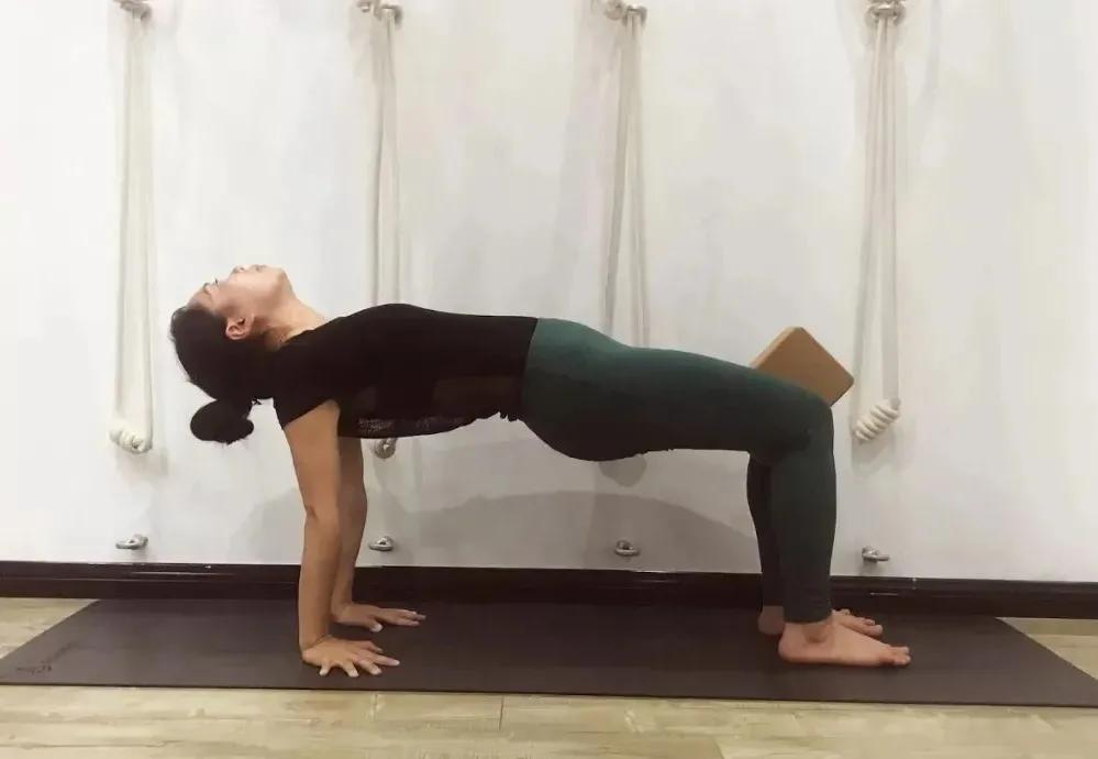 全网公认最有效美背体式,6分钟女性练背的最佳动作和顺序