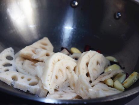 莲藕排骨汤莲藕发黑怎么办,莲藕炖排骨怎么才能让莲藕不发黑