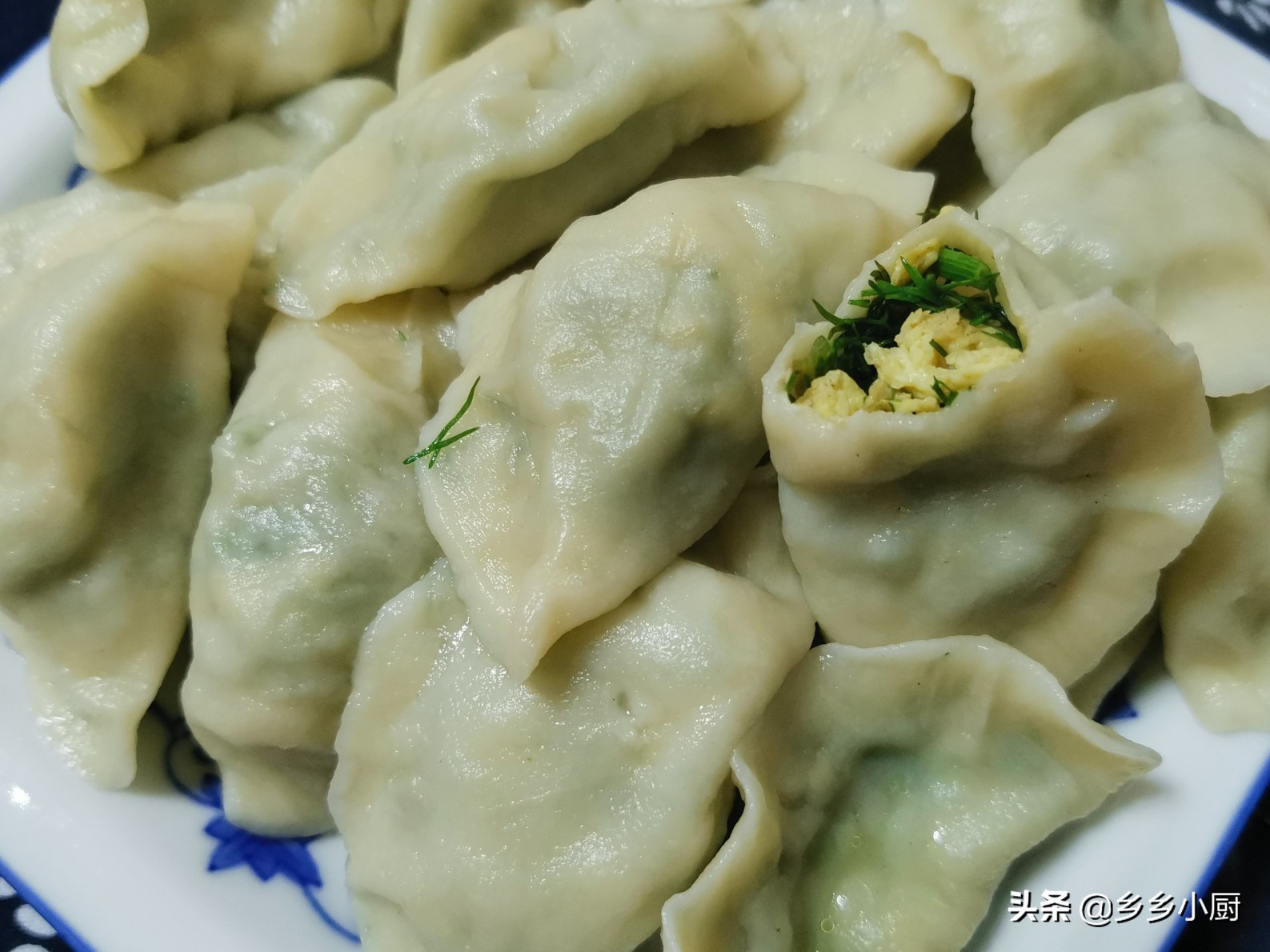 大厨做茴香鸡蛋饺子做法,5块钱的饺子用什么做的