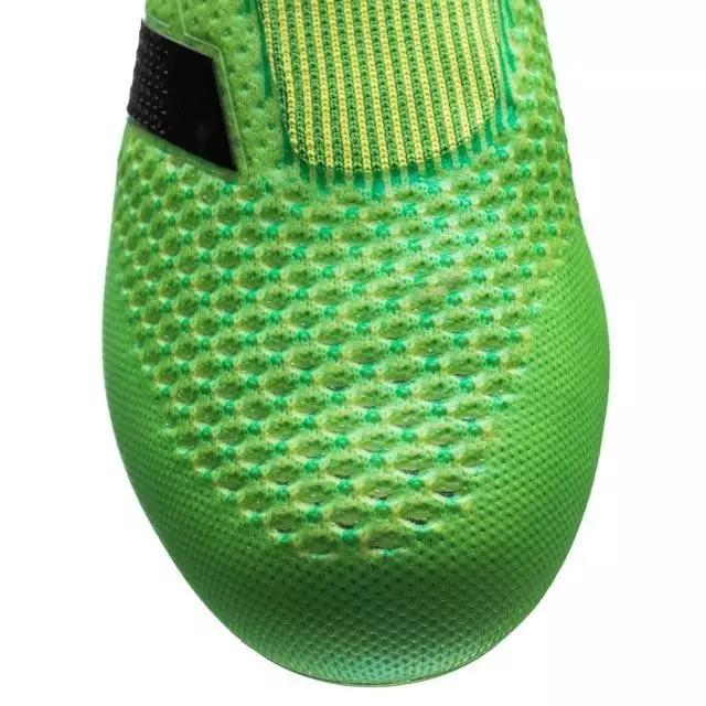 怎么挑选足球鞋的视频讲解,挑选足球鞋场地