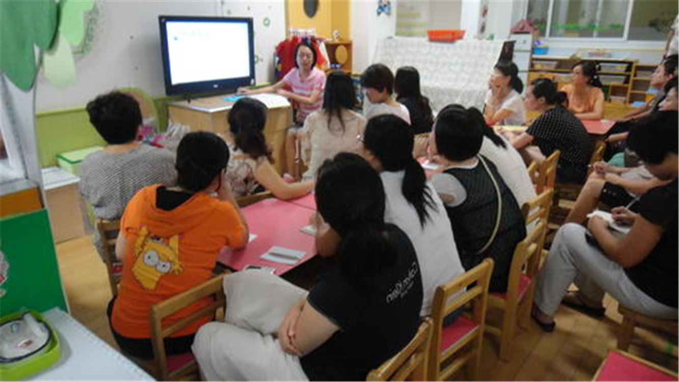 幼儿园老师过生日，晒名牌包包遭举报，网友：一个敢送，一个敢收