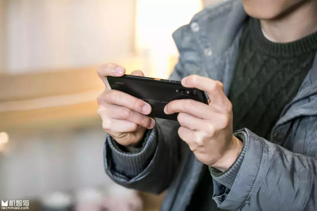 iqoox深度评测,iqoo和小米9哪个值得入手