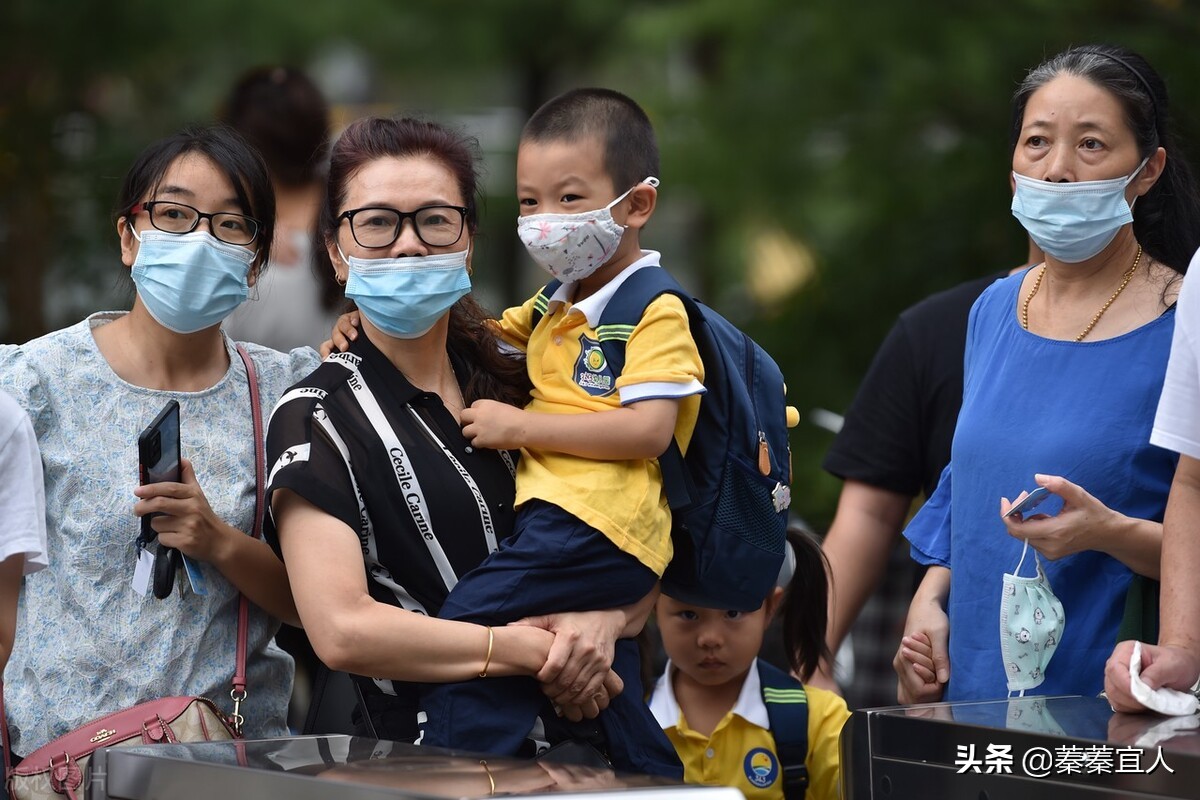 小孩死活不上幼儿园怎么办,孩子天天哭闹死活不愿意去幼儿园