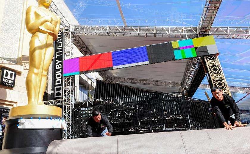 女明星的红毯礼服都只穿一次,那走完红毯后,礼服要怎样处理