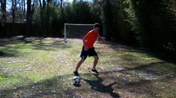 足球前锋过人射门教学,2v2提高接球转身射门能力