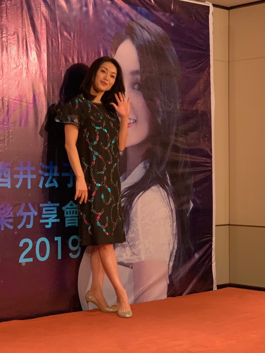 酒井法子年轻时穿绿裙照,酒井法子穿衣搭配