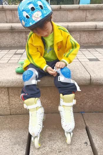 儿童轮滑鞋教学滑行,儿童滑轮滑鞋去哪儿滑