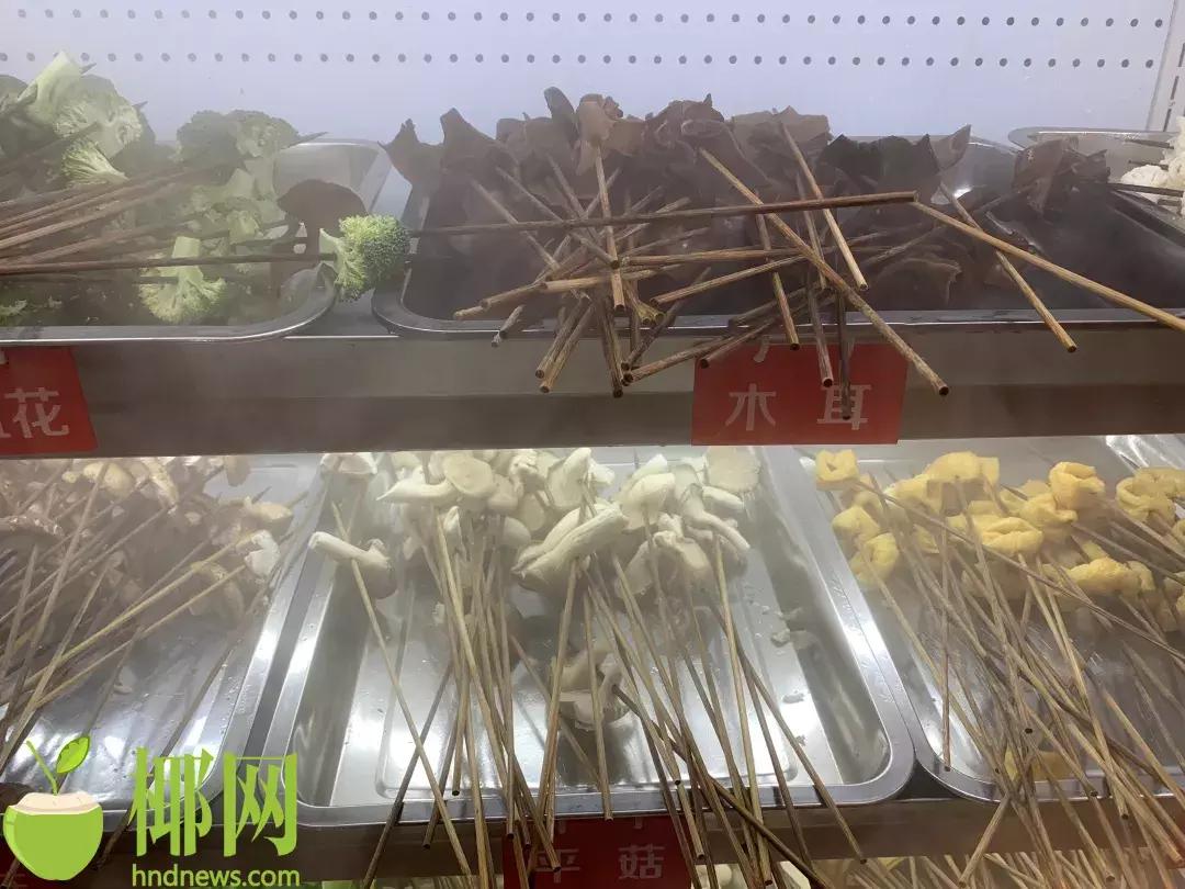 调查丨烧烤串串竹签反复使用发黑发霉，海口这些食店太“黑”了