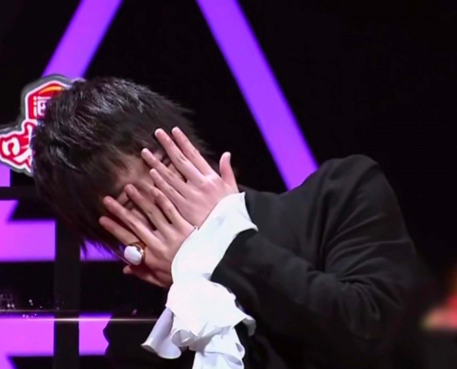 我证明:纯情少年华晨宇真的没有整容没有植发没有情人没有私生子